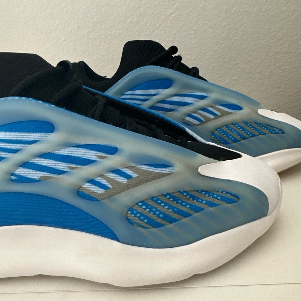Size 9.5 - adidas Yeezy 700 V3 Arzareth - Picture 4 of 9